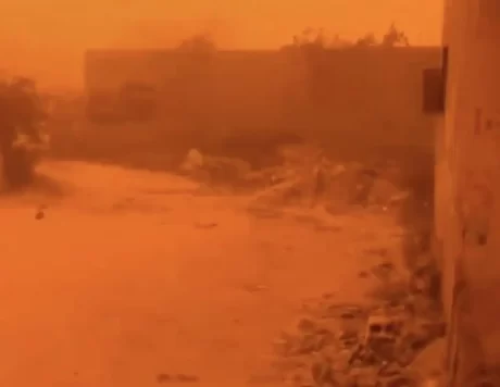 Una “massiva” tempesta di sabbia ha colpito la Libia azzerando la visibilità (video)